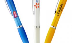 : Le stylo avec logo est un article incontournable au bureau. Les stylos avec logo sont certainement le produit promotionnel le plus populaire.